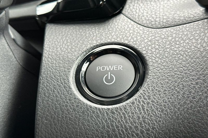 Toyota Camry Vehicle Full-screen Gallery Image 18