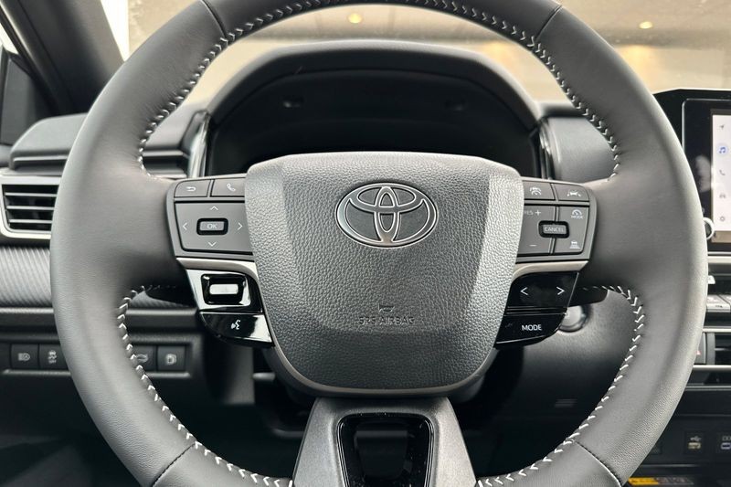 Toyota Camry Vehicle Full-screen Gallery Image 19