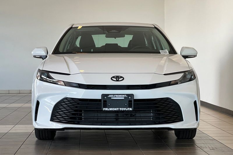 Toyota Camry Vehicle Full-screen Gallery Image 03