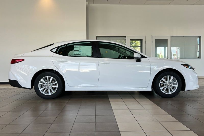 Toyota Camry Vehicle Full-screen Gallery Image 04