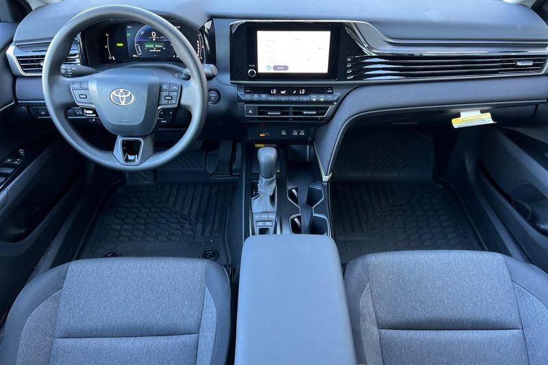 Toyota Camry Vehicle Full-screen Gallery Image 11