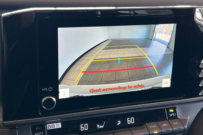 Toyota Camry Vehicle Full-screen Gallery Image 16