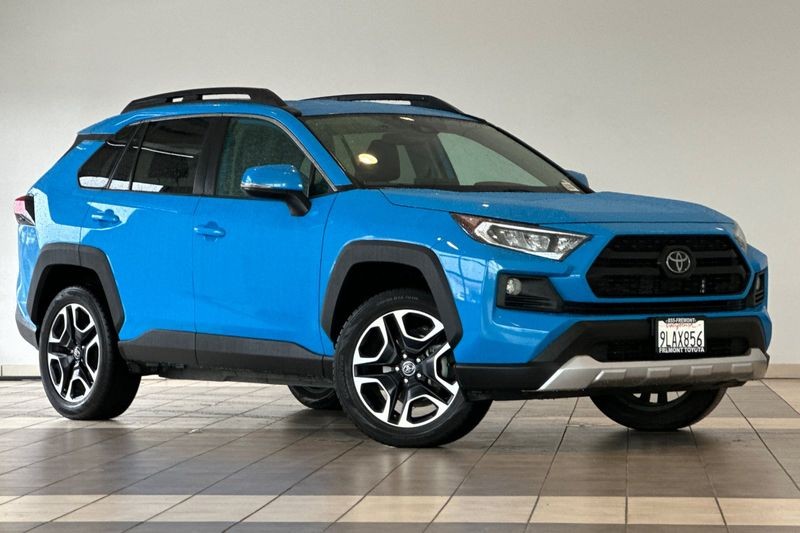 Toyota RAV4 Vehicle Full-screen Gallery Image 02