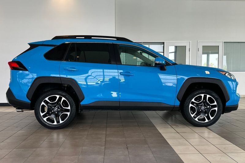 Toyota RAV4 Vehicle Full-screen Gallery Image 03