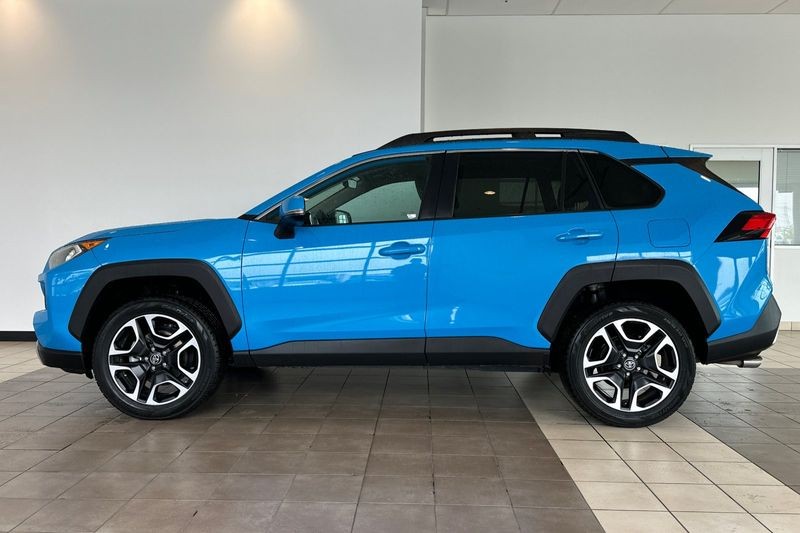 Toyota RAV4 Vehicle Full-screen Gallery Image 07