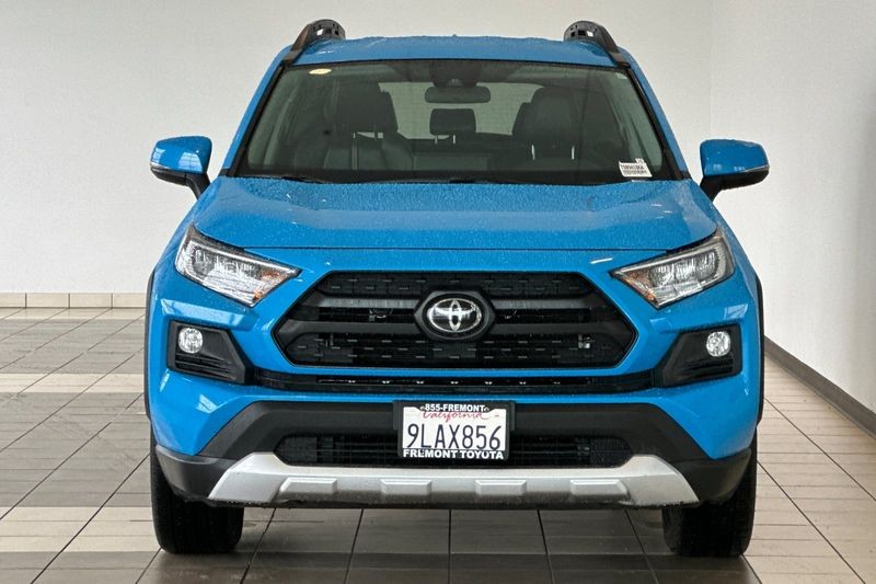 Toyota RAV4 Vehicle Full-screen Gallery Image 09