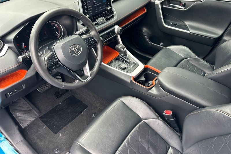 Toyota RAV4 Vehicle Full-screen Gallery Image 10