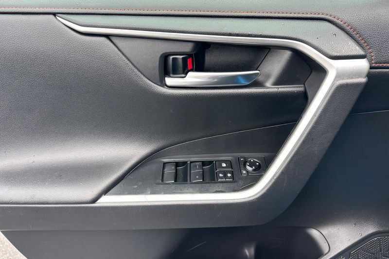 Toyota RAV4 Vehicle Full-screen Gallery Image 11