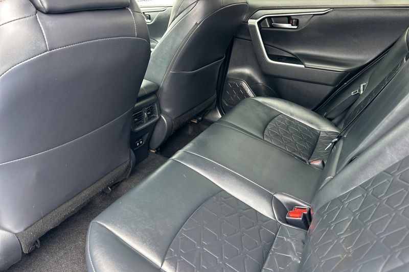 Toyota RAV4 Vehicle Full-screen Gallery Image 12