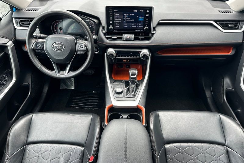 Toyota RAV4 Vehicle Full-screen Gallery Image 13