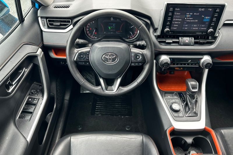 Toyota RAV4 Vehicle Full-screen Gallery Image 14
