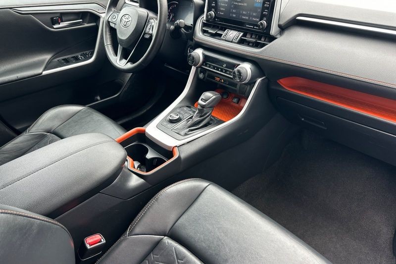 Toyota RAV4 Vehicle Full-screen Gallery Image 16