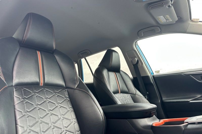 Toyota RAV4 Vehicle Full-screen Gallery Image 17