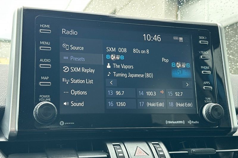 Toyota RAV4 Vehicle Full-screen Gallery Image 18