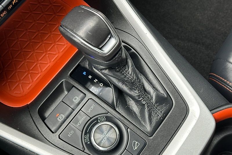 Toyota RAV4 Vehicle Full-screen Gallery Image 21