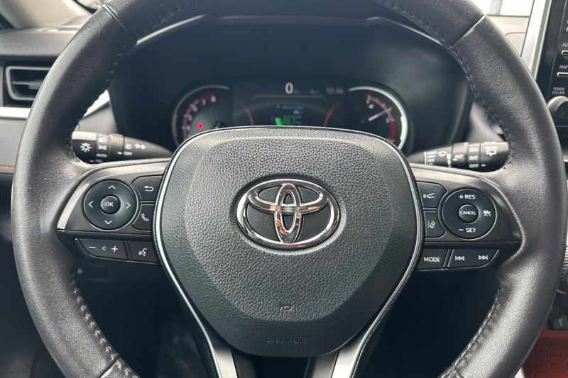 Toyota RAV4 Vehicle Full-screen Gallery Image 23