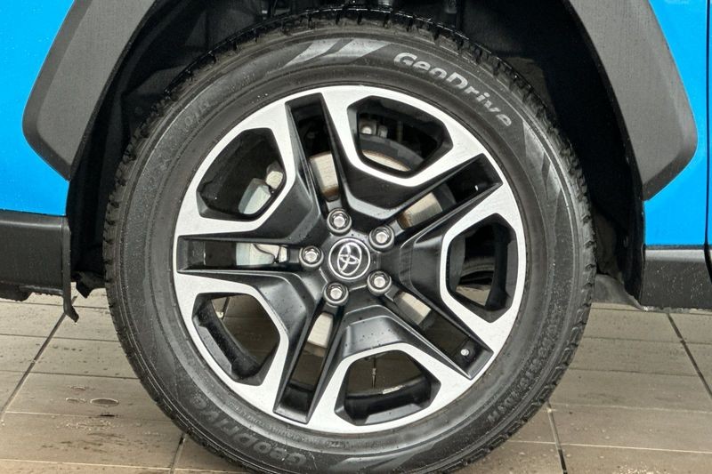 Toyota RAV4 Vehicle Full-screen Gallery Image 26