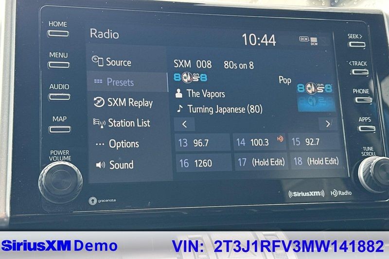 Toyota RAV4 Vehicle Full-screen Gallery Image 28