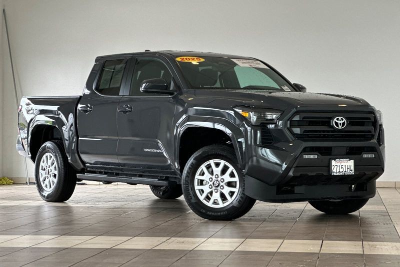 Toyota Tacoma 4WD Vehicle Full-screen Gallery Image 02