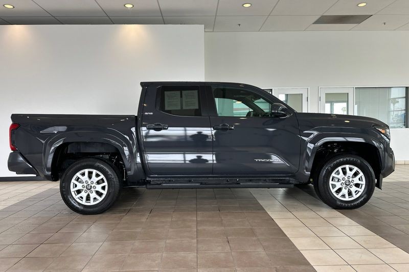 Toyota Tacoma 4WD Vehicle Full-screen Gallery Image 03