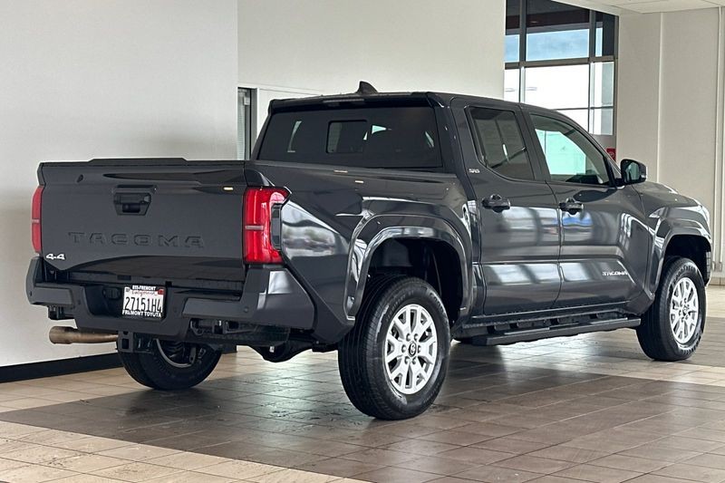 Toyota Tacoma 4WD Vehicle Full-screen Gallery Image 04