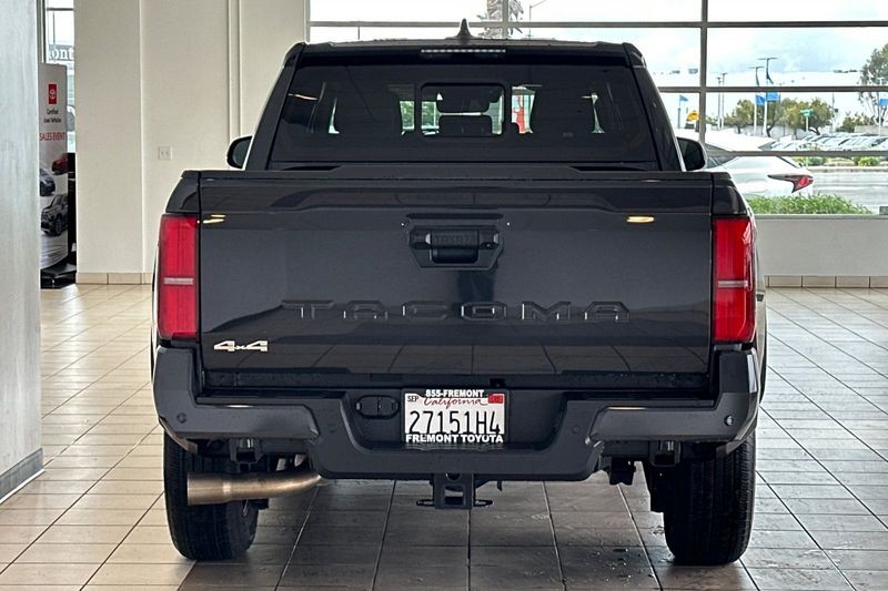 Toyota Tacoma 4WD Vehicle Full-screen Gallery Image 05