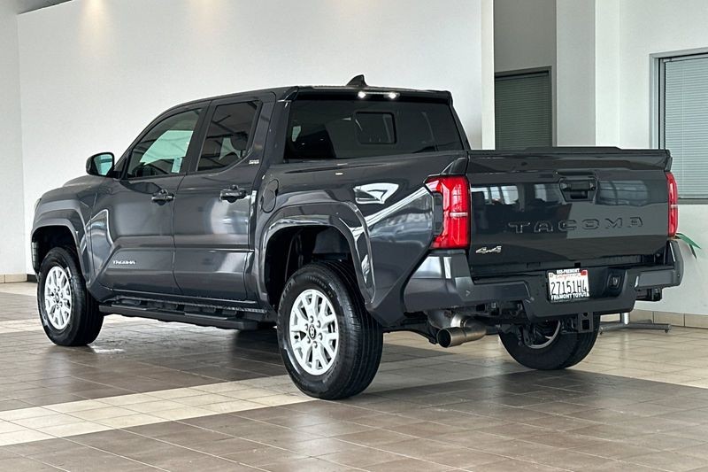 Toyota Tacoma 4WD Vehicle Full-screen Gallery Image 06