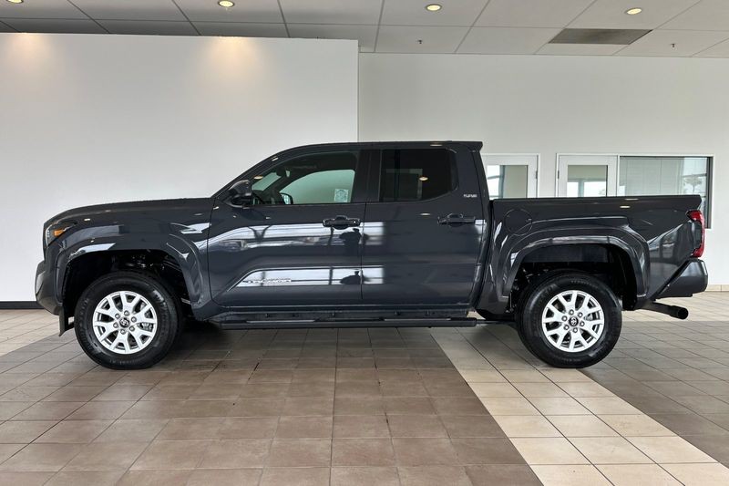 Toyota Tacoma 4WD Vehicle Full-screen Gallery Image 07