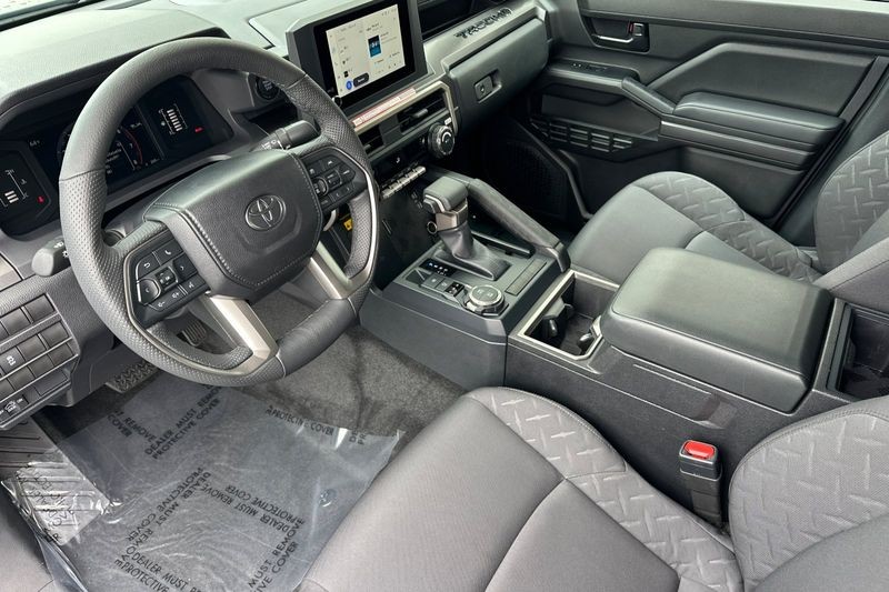 Toyota Tacoma 4WD Vehicle Full-screen Gallery Image 10