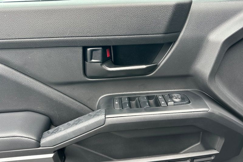 Toyota Tacoma 4WD Vehicle Full-screen Gallery Image 11