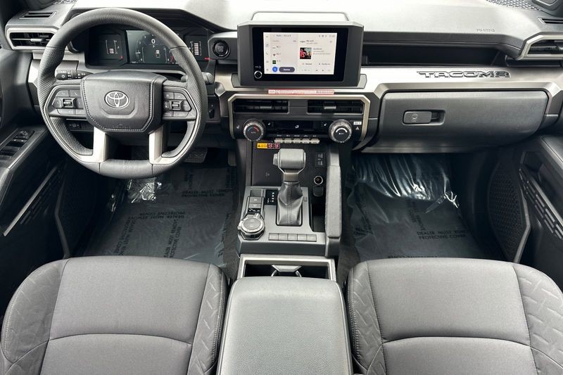 Toyota Tacoma 4WD Vehicle Full-screen Gallery Image 13