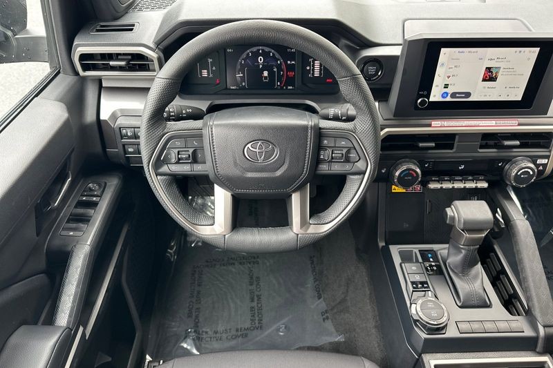 Toyota Tacoma 4WD Vehicle Full-screen Gallery Image 14