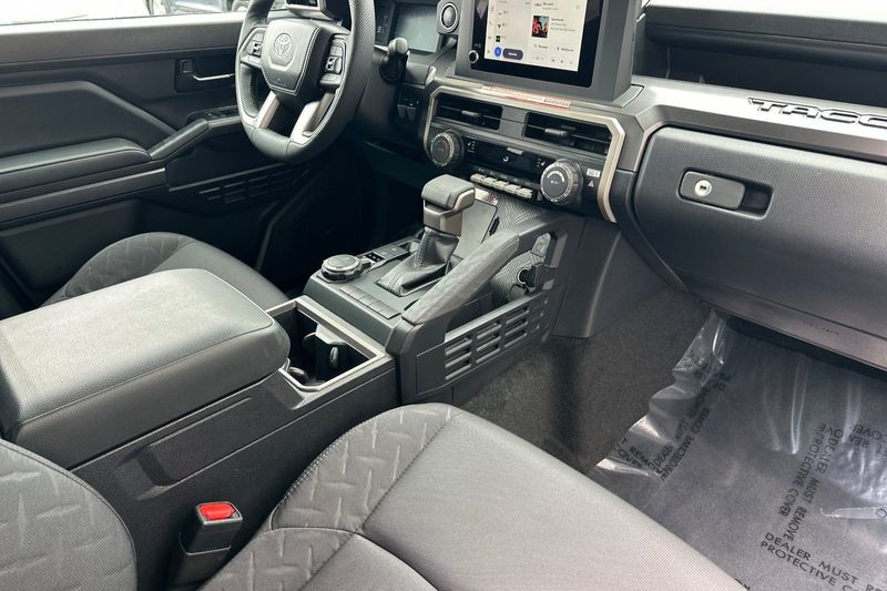 Toyota Tacoma 4WD Vehicle Full-screen Gallery Image 15