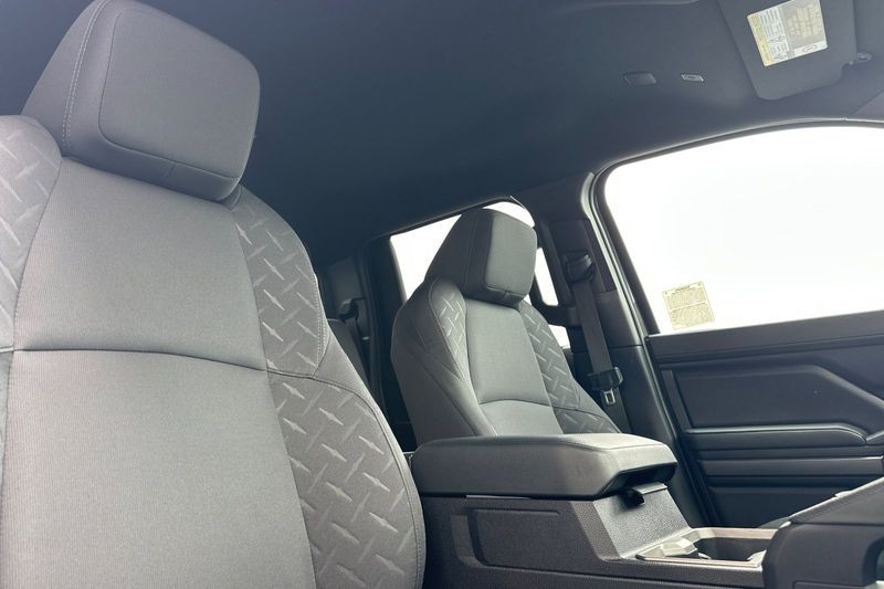 Toyota Tacoma 4WD Vehicle Full-screen Gallery Image 16