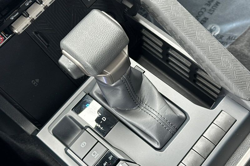 Toyota Tacoma 4WD Vehicle Full-screen Gallery Image 21