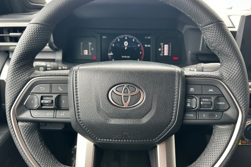 Toyota Tacoma 4WD Vehicle Full-screen Gallery Image 23