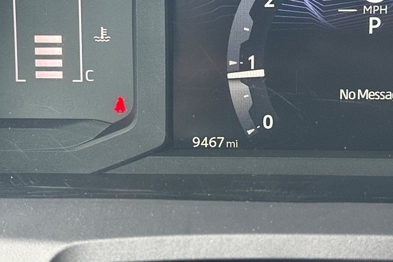 Toyota Tacoma 4WD Vehicle Full-screen Gallery Image 25