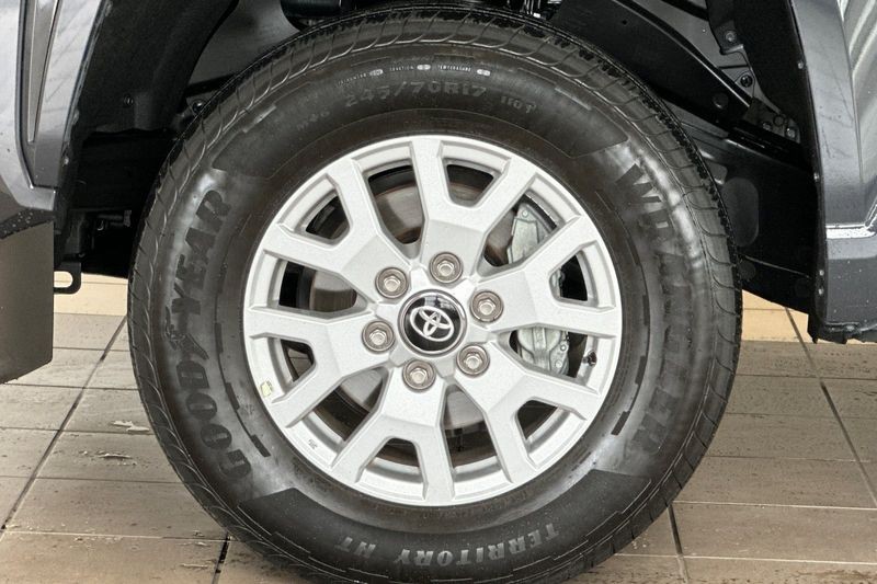 Toyota Tacoma 4WD Vehicle Full-screen Gallery Image 26