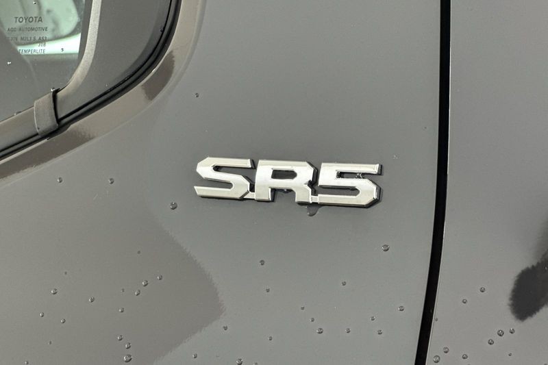 Toyota Tacoma 4WD Vehicle Full-screen Gallery Image 27