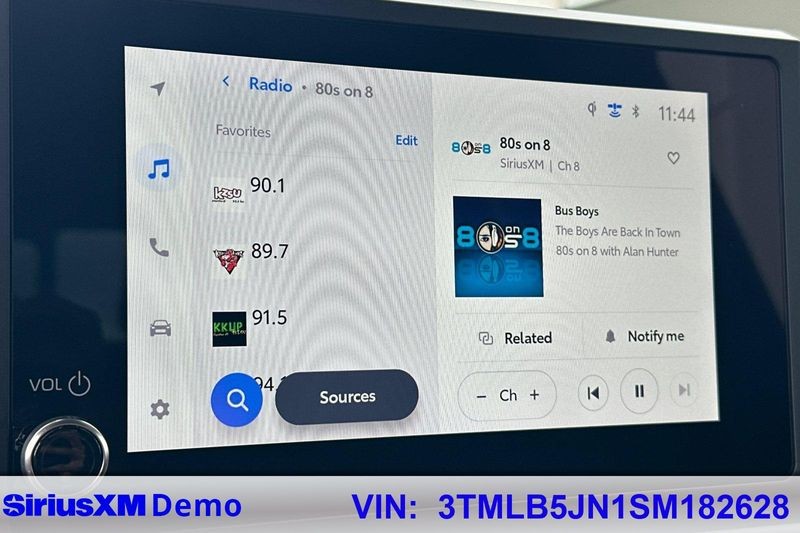 Toyota Tacoma 4WD Vehicle Full-screen Gallery Image 28