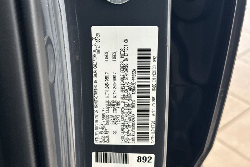 Toyota Tacoma 4WD Vehicle Full-screen Gallery Image 29