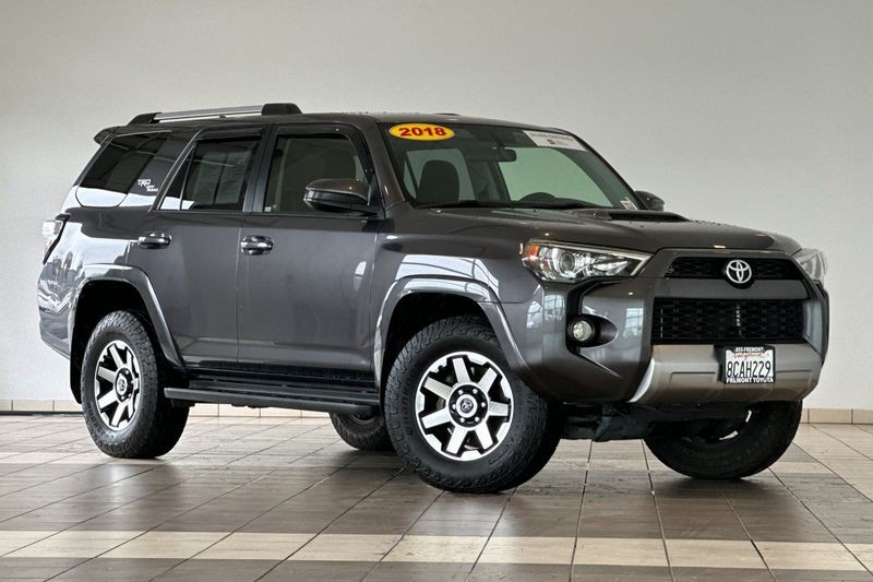 Toyota 4Runner Vehicle Full-screen Gallery Image 02
