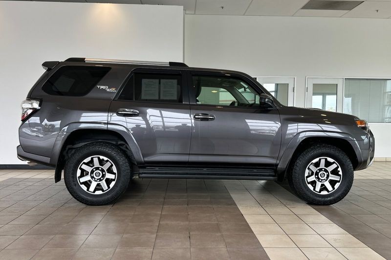 Toyota 4Runner Vehicle Full-screen Gallery Image 03