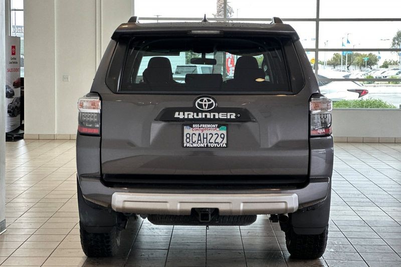 Toyota 4Runner Vehicle Full-screen Gallery Image 05
