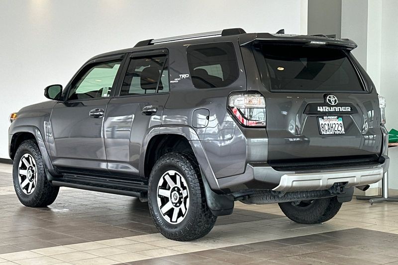 Toyota 4Runner Vehicle Full-screen Gallery Image 06