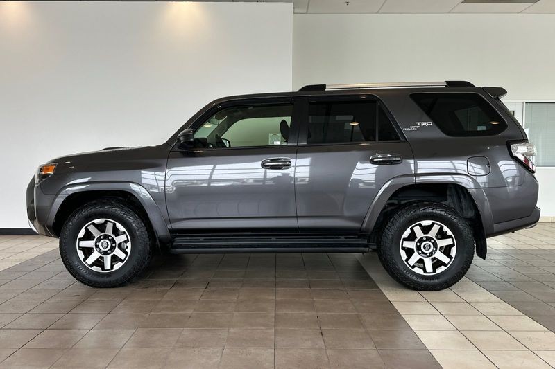 Toyota 4Runner Vehicle Full-screen Gallery Image 07