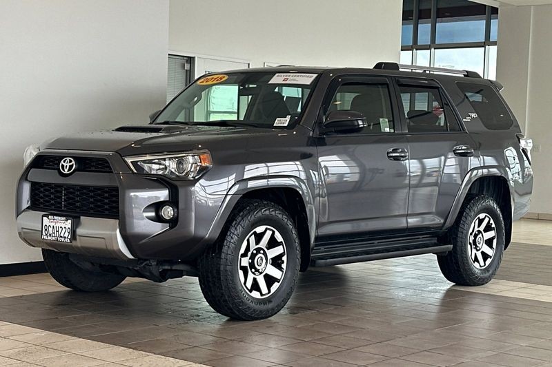 Toyota 4Runner Vehicle Full-screen Gallery Image 08