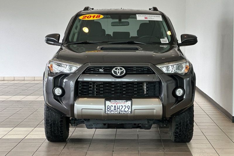 Toyota 4Runner Vehicle Full-screen Gallery Image 09