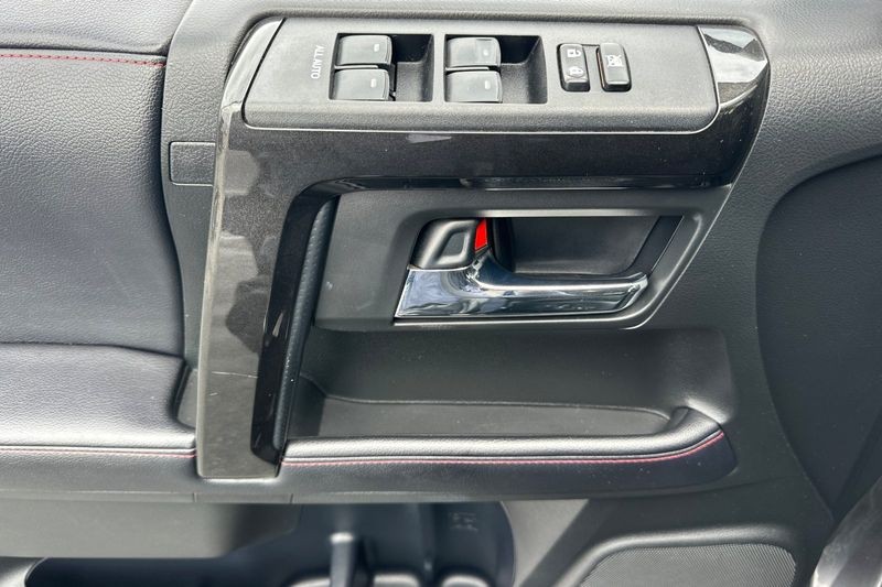 Toyota 4Runner Vehicle Full-screen Gallery Image 11