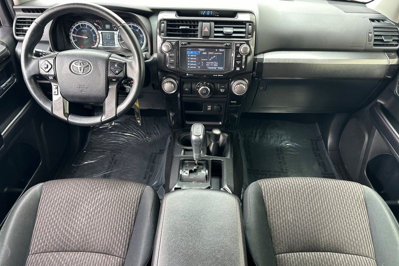 Toyota 4Runner Vehicle Full-screen Gallery Image 13